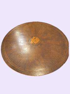 Mesa de nogueira com incrustações